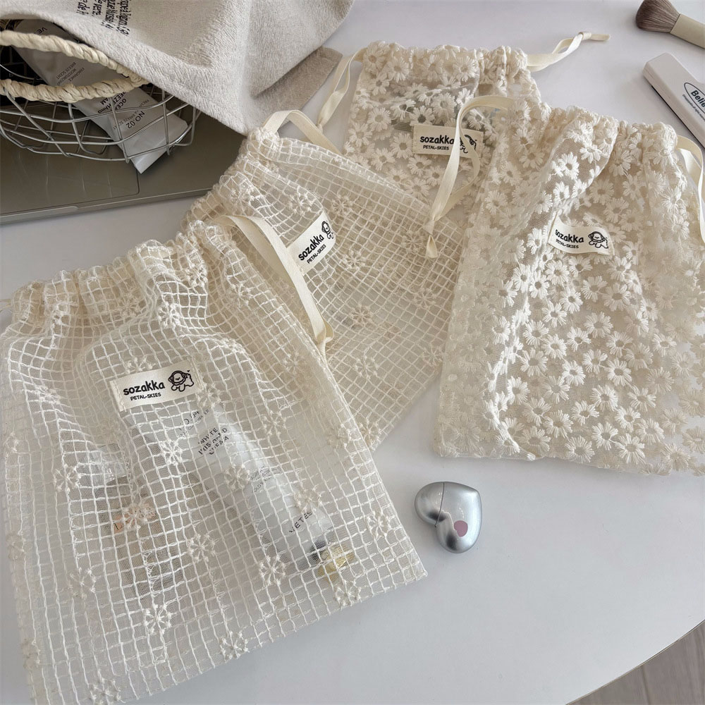 Lace Embroidered Daisy Mesh Dr - Travel Accessories recension och pris